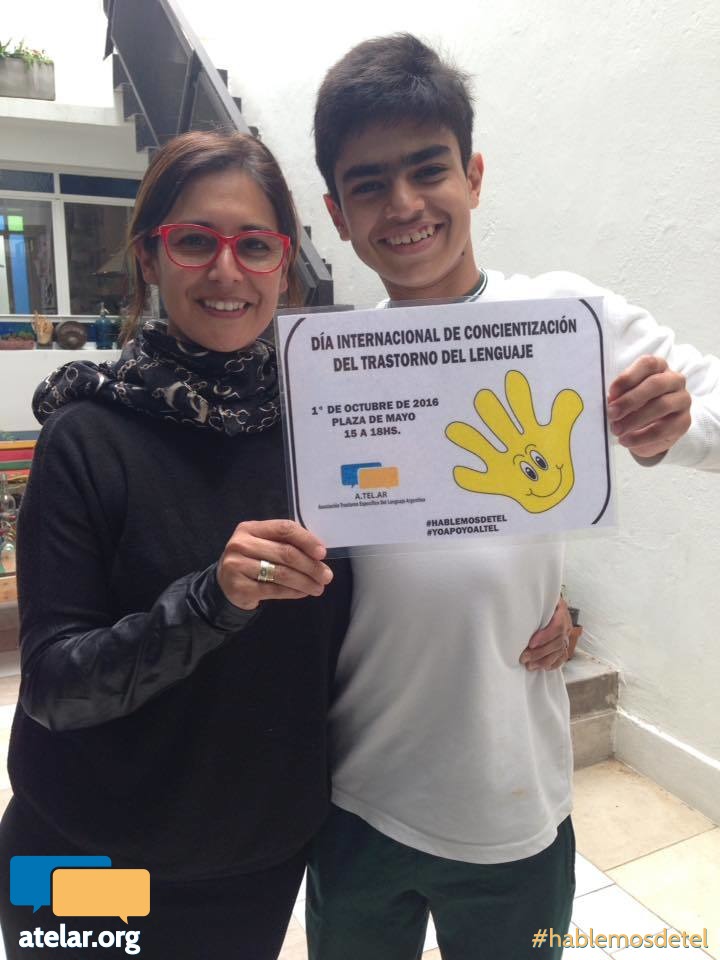 Estela Ortiz y Teo difundiendo el Día Internacional de Concientización del Trastorno del Lenguaje