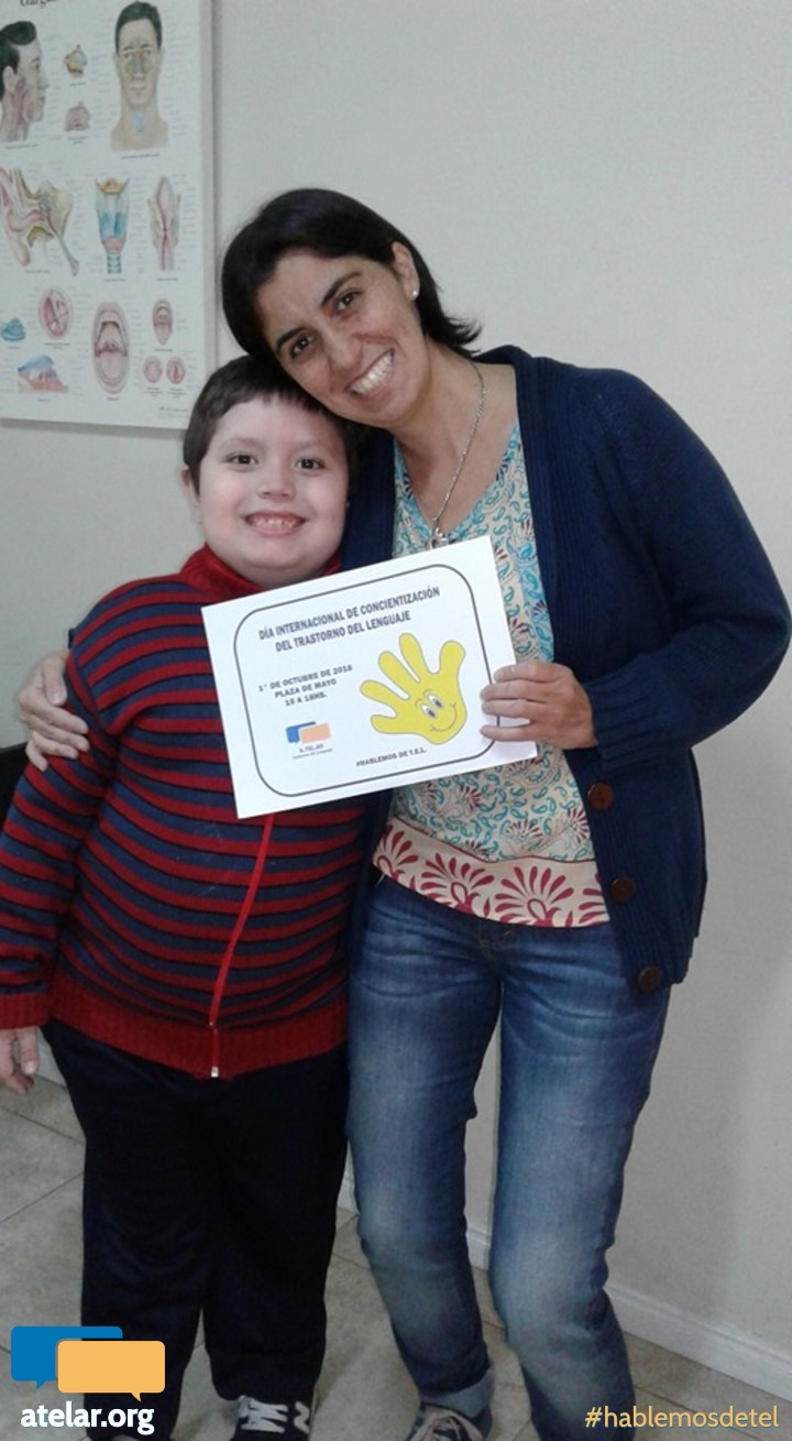 Lucas y Cecilia difundiendo el Día Internacional de Concientización del Trastorno del Lenguaje
