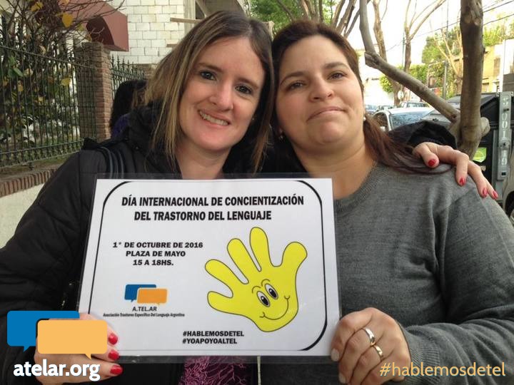 Sabrina Sena y María Eugenia Perrotta difundiendo el Día Internacional de Concientización del Trastorno del Lenguaje