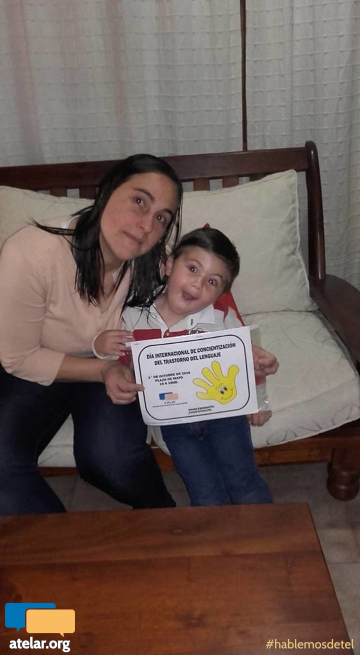 Tomás y Mama difundiendo el Día Internacional de Concientización del Trastorno del Lenguaje