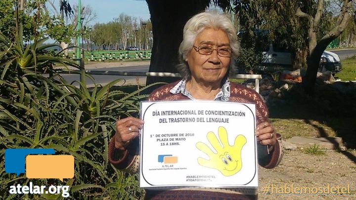 Vecina de Punta Lara difundiendo el Día Internacional de Concientización del Trastorno del Lenguaje